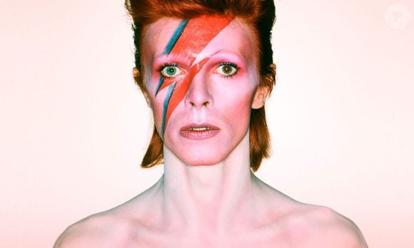 David Bowie e a capa do icônico disco 'Aladdin Sane'
