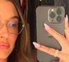 Hailey Bieber é grande adepta das unhas peroladas, seguindo uma tendência chamada glazed donut nails
