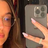 Para usar em junho: 10 ideias de unhas com efeito perolado que ficam lindas e alongam as mãos