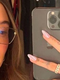 Para usar em junho: 10 ideias de unhas com efeito perolado que ficam lindas e alongam as mãos