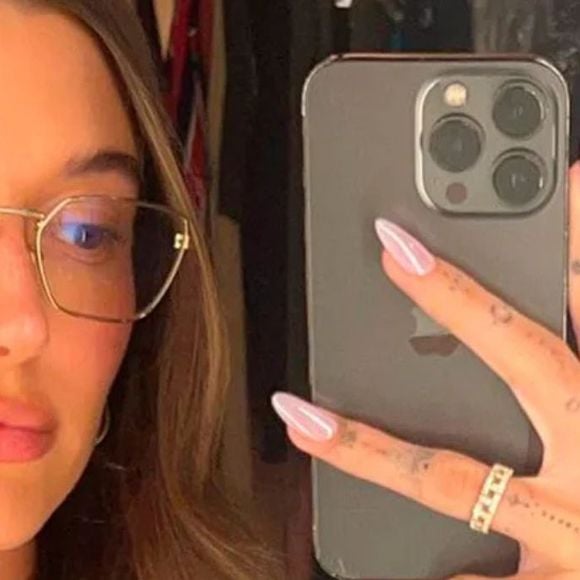 Para usar em junho: 10 ideias de unhas com efeito perolado que ficam lindas e alongam as mãos