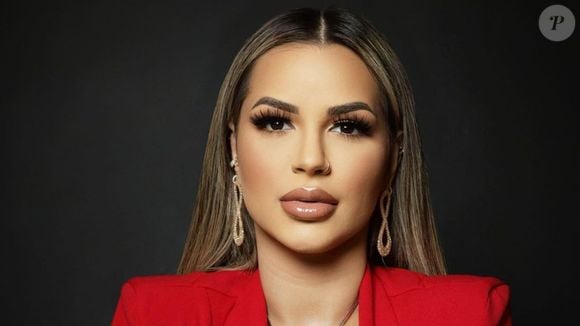 Conhecida por sua atuação como advogada e influenciadora digital, Deolane Bezerra está presa preventivamente desde 21 de maio de 2026. Agora, sua irmã denuncia supostas irregularidades na penitenciária onde ela está detida