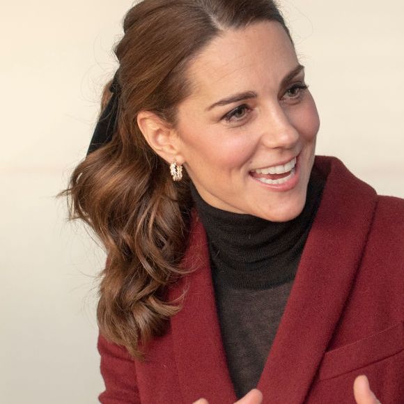 Cabelo dos anos 60 de volta à moda. Kate Middleton também arrematou o rabo de cavalo com laço