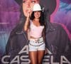 Apostando no rosa, Ana Castela usou seu look tradicional de short com body no estilo corset e chapéu