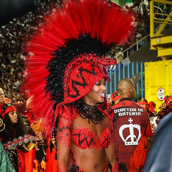 Iza roubou a cena pelo corpão no desfile da Imperatriz