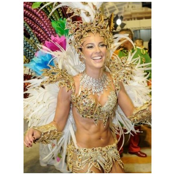Paolla Oliveira no carnaval: atriz estreou como rainha de bateria em 2009 e ficou no posto até 2010