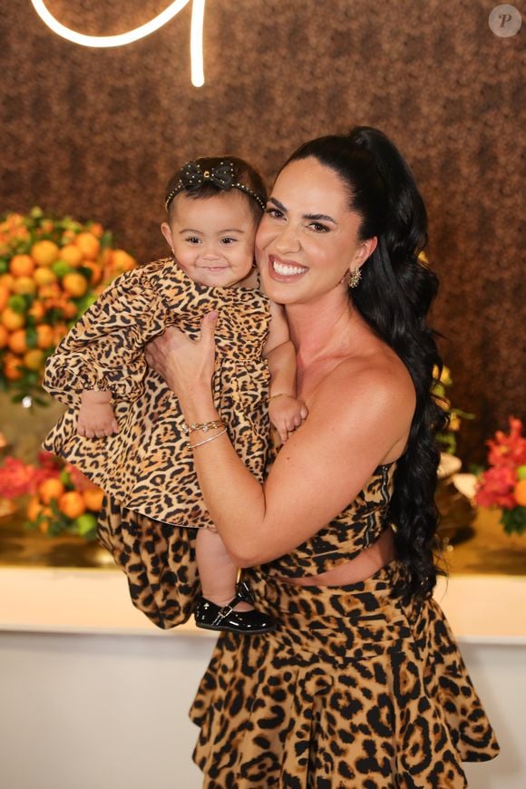 Graciele Lacerda e a filha, Clara, combinaram vestido animal print na festa da influencer, mulher de Zezé Di Camargo