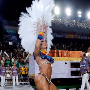 Viviane Araujo fez a alegria das arquibancadas enquanto desfilava pela Mancha Verde em São Paulo