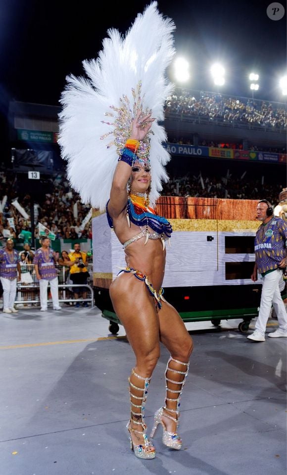 Viviane Araujo fez a alegria das arquibancadas enquanto desfilava pela Mancha Verde em São Paulo