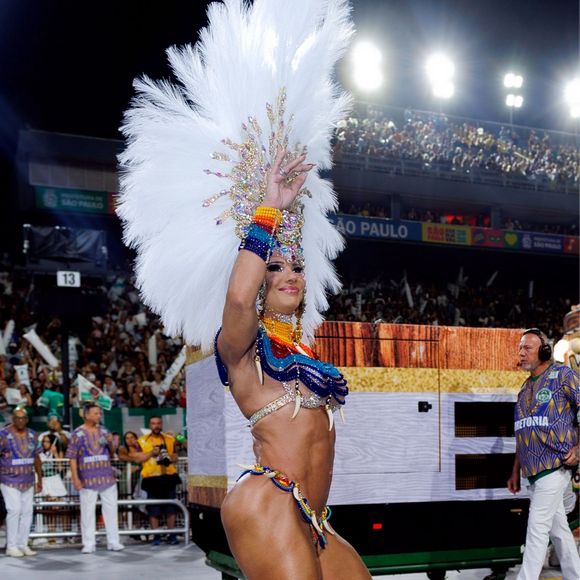 Viviane Araujo fez a alegria das arquibancadas enquanto desfilava pela Mancha Verde em São Paulo