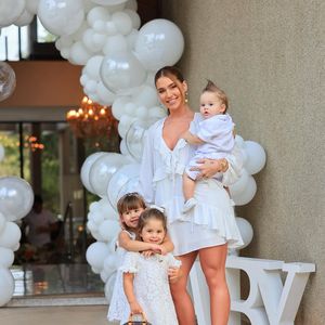 Para a ocasião, Maria Flor, filha de Virgínia Fonseca, usou uma bolsa grifada de puro luxo