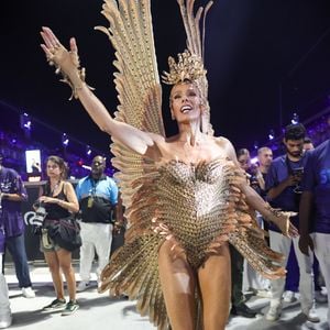 A fantasia de Adriane Galisteu no Carnaval 2026 representava um falcão
