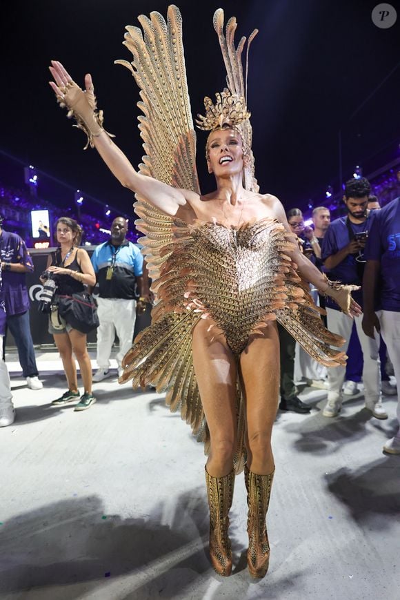 A fantasia de Adriane Galisteu no Carnaval 2026 representava um falcão
