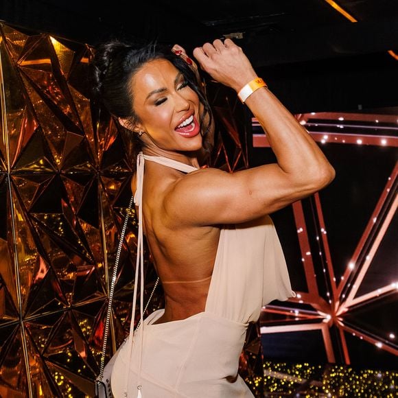 Gracyanne Barbosa deixou as costas nuas na festa de aniversário de 50 anos de Leo Dias em 6 de maio de 2025