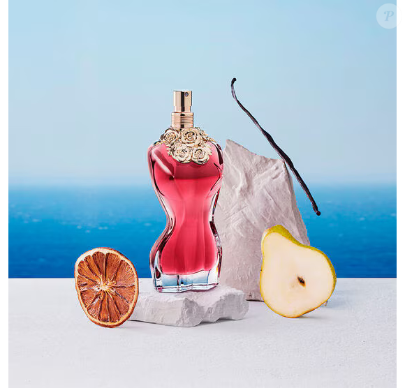 A fragrância equilibra o frescor luminoso da bergamota com a suculência da pera, criando uma abertura vibrante. No entanto, é no fundo que a mágica acontece: a baunilha surge quente, cremosa e profundamente sensual