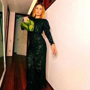 Look verde para festa: Carolina Dieckmann combinou vestido marcante midi e botas nesse visual