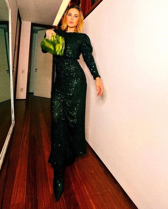 Look verde para festa: Carolina Dieckmann combinou vestido marcante midi e botas nesse visual