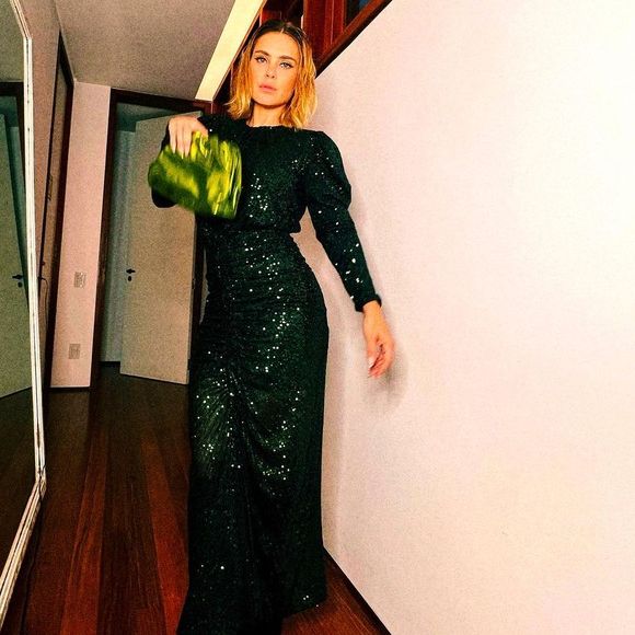 Look verde para festa: Carolina Dieckmann combinou vestido marcante midi e botas nesse visual
