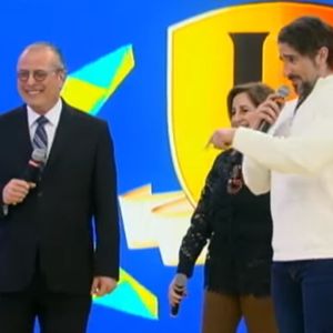 Marcos Mion ao lado dos pais em especial do programa 'Legendários' em junho de 2017