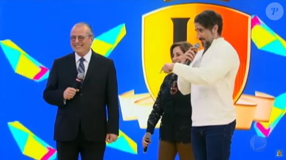 Marcos Mion ao lado dos pais em especial do programa 'Legendários' em junho de 2017