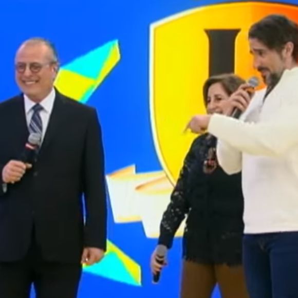 Marcos Mion ao lado dos pais em especial do programa 'Legendários' em junho de 2017