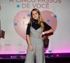 Macacão xadrez com blusa preta por baixo é opção básica e estilosa: inspire-se neste look de Klara Castanho