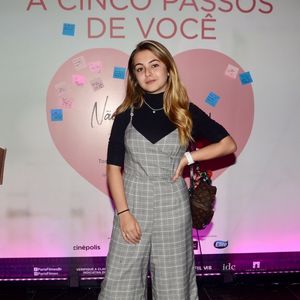 Macacão xadrez com blusa preta por baixo é opção básica e estilosa: inspire-se neste look de Klara Castanho