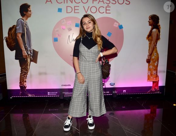 Macacão xadrez com blusa preta por baixo é opção básica e estilosa: inspire-se neste look de Klara Castanho