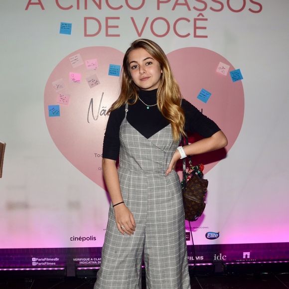 Macacão xadrez com blusa preta por baixo é opção básica e estilosa: inspire-se neste look de Klara Castanho