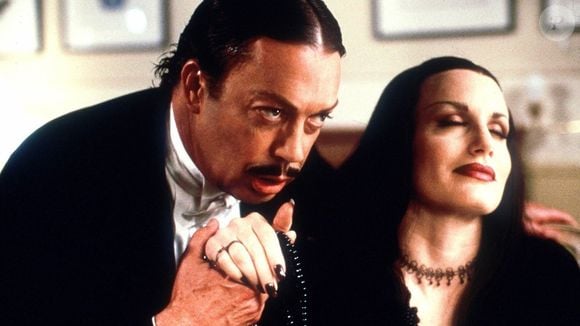 Lenda do cinema, Tim Curry ficou famoso ainda por papeis como o Senhor Hector de 'Esqueceram de Mim 2: Perdido em Nova York', o palhaço Pennywise da série 'It: Uma Obra-Prima do Medo' e como Gomez de 'O Retorno da Família Addams'
