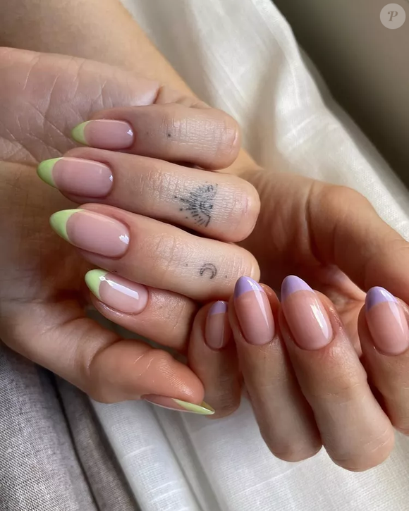 Dê um toque diferente adicionando outra cor à mistura, como lavanda. Esse visual francês em tons pastel é perfeito para a primavera