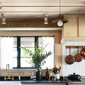 O grande destaque da casa de Anne Hathaway e seu marido, o designer de joias Adam Shulman, está no aconchego: o imóvel se transforma conforme a presença de pessoas, sendo intimista e silencioso no dia a dia e vibrante quando recebe amigos
