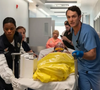 Em clima de tensão e emergência, "Pulso" retrata a rotina médica no Maguire Medical Center, em meio a um furacão em Miami.