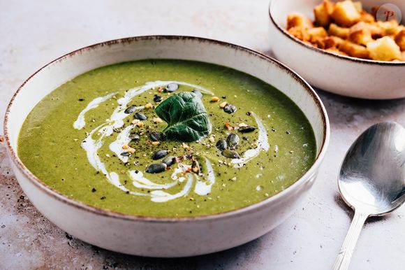Os ingredientes da sopa são:  1 colher de chá de gengibre ralado, 2 dentes de alho, 1 cebola, 1 colher de chá de óleo de coco, 2 pires de repolho verde, 1 pires de salsinha, 2 folhas de couve manteiga, 2 ramos de espinafre, 2 chuchus, sal marinho e pimenta do reino