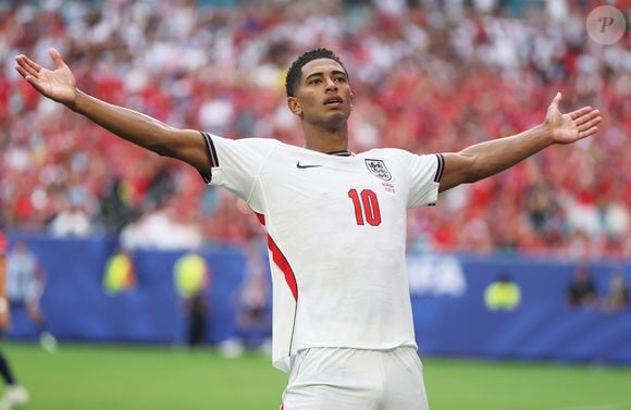 Antes do duelo entre Inglaterra e Argentina na Copa do Mundo de 2026, a namorada de Jude Bellingham fez um emocionante desabafo, rebateu rumores sobre antigos romances e revelou como os ataques afetaram sua vida
