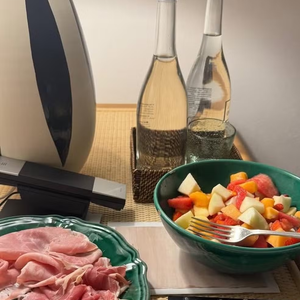 A experiência gastronômica é conduzida pelo renomado chef Fulvio Pierangelini, que comanda o restaurante Carosello. O menu valoriza ingredientes locais e sazonais, em pratos que homenageiam a culinária tradicional do sul da Itália.