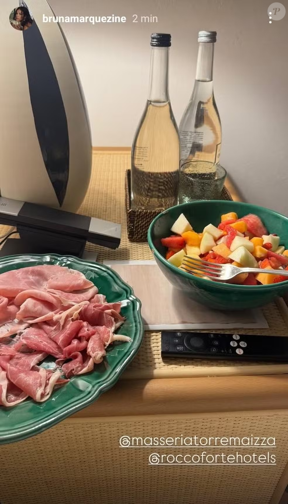 A experiência gastronômica é conduzida pelo renomado chef Fulvio Pierangelini, que comanda o restaurante Carosello. O menu valoriza ingredientes locais e sazonais, em pratos que homenageiam a culinária tradicional do sul da Itália.