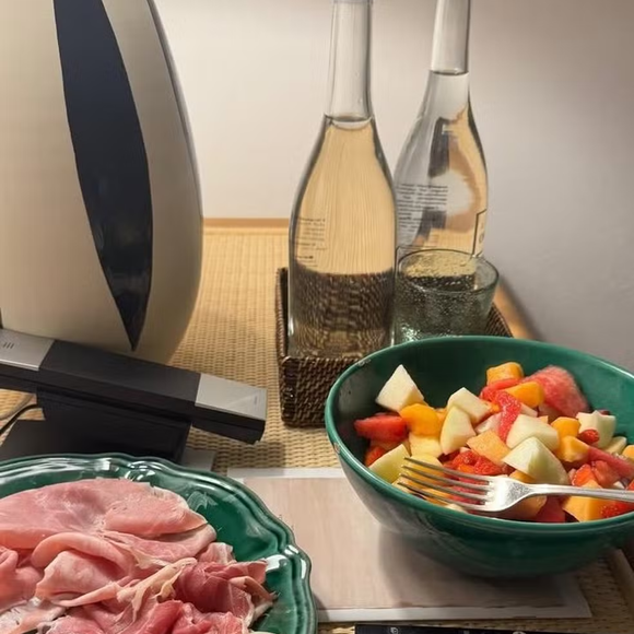 A experiência gastronômica é conduzida pelo renomado chef Fulvio Pierangelini, que comanda o restaurante Carosello. O menu valoriza ingredientes locais e sazonais, em pratos que homenageiam a culinária tradicional do sul da Itália.