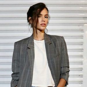 Jeans e blazer no inverno, uma combinação clássica e que nunca sai de moda no Inverno - vale apostar nessa tendência, assim como Bruna Marquezine já usou.