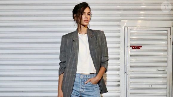 Jeans e blazer no inverno, uma combinação clássica e que nunca sai de moda no Inverno - vale apostar nessa tendência, assim como Bruna Marquezine já usou.
