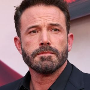 Ben Affleck completa 54 anos neste sábado (15) carregando uma história pessoal marcada por desafios relacionados ao alcoolismo. O ator já falou abertamente sobre a própria dependência e sobre como cresceu convivendo com o problema dentro de casa. Em entrevista publicada por O Globo, em 2020, ele revelou: 'Meu pai não ficou sóbrio até os meus 19 anos'
