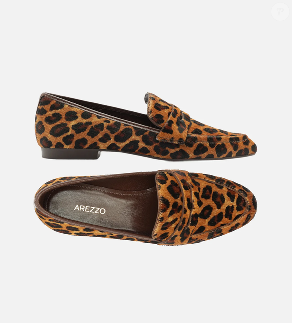 A Arezzo possui um modelo de loafer bem diferenciado, com salto mínimo para estilizar a perna sem abrir mão do conforto e bico pronunciado, ideal para combinar com calças de cano largo para que o calçado apareça por baixo sem perder a atenção.