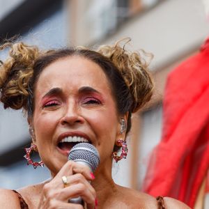 Daniela Mercury: ‘Edson, eu peço que você seja carinhoso com sua esposa, viu, bicho? Porque a gente não aceita nenhuma violência contra nenhuma mulher’