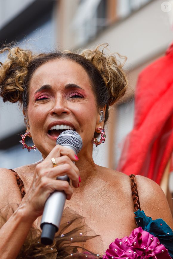Daniela Mercury: ‘Edson, eu peço que você seja carinhoso com sua esposa, viu, bicho? Porque a gente não aceita nenhuma violência contra nenhuma mulher’