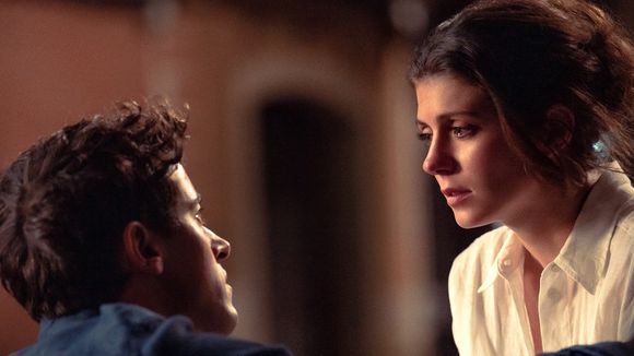 A comédia romântica da Netflix que está dando o que falar é baseada em um livro de Emily Henry