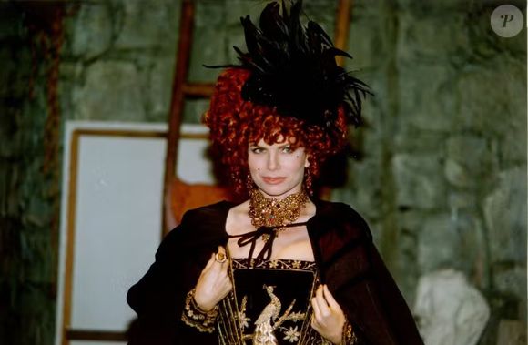 A virada do século, no ano 2000, trouxe uma Débora Bloch muito diferente em 'A Invenção do Brasil'