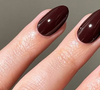 Muted burgundy adiciona elegância a qualquer look