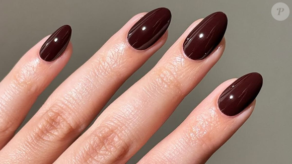 Muted burgundy adiciona elegância a qualquer look