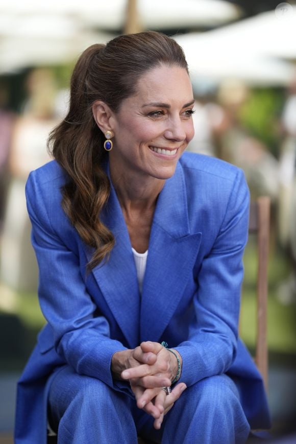 Segundo informações divulgadas pela revista Marie Claire, Kate também mantém uma boa hidratação, consumindo bastante água diariamente.