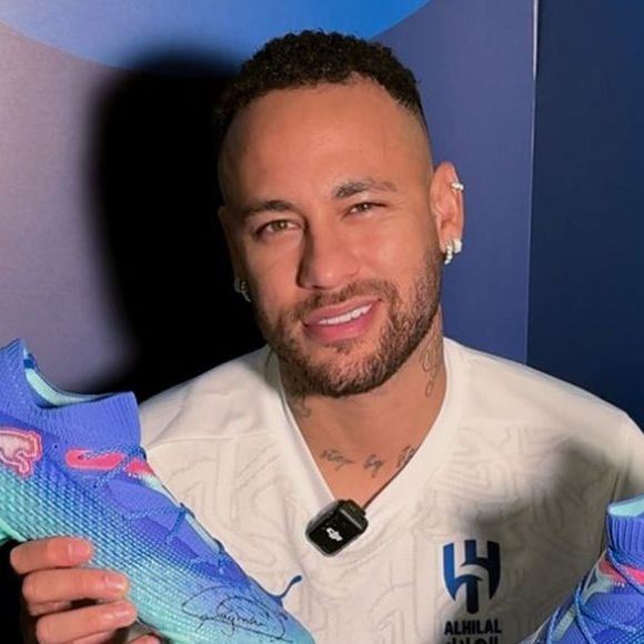 Neymar, um dos jogadores de futebol mais famosos do mundo, frequentemente está envolto em controvérsias que atraem a atenção da mídia.